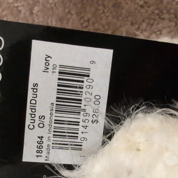 Cuddle Duds Fuzzy White Mittens and Mossimo White Hat NWT - Picture 3 of 5